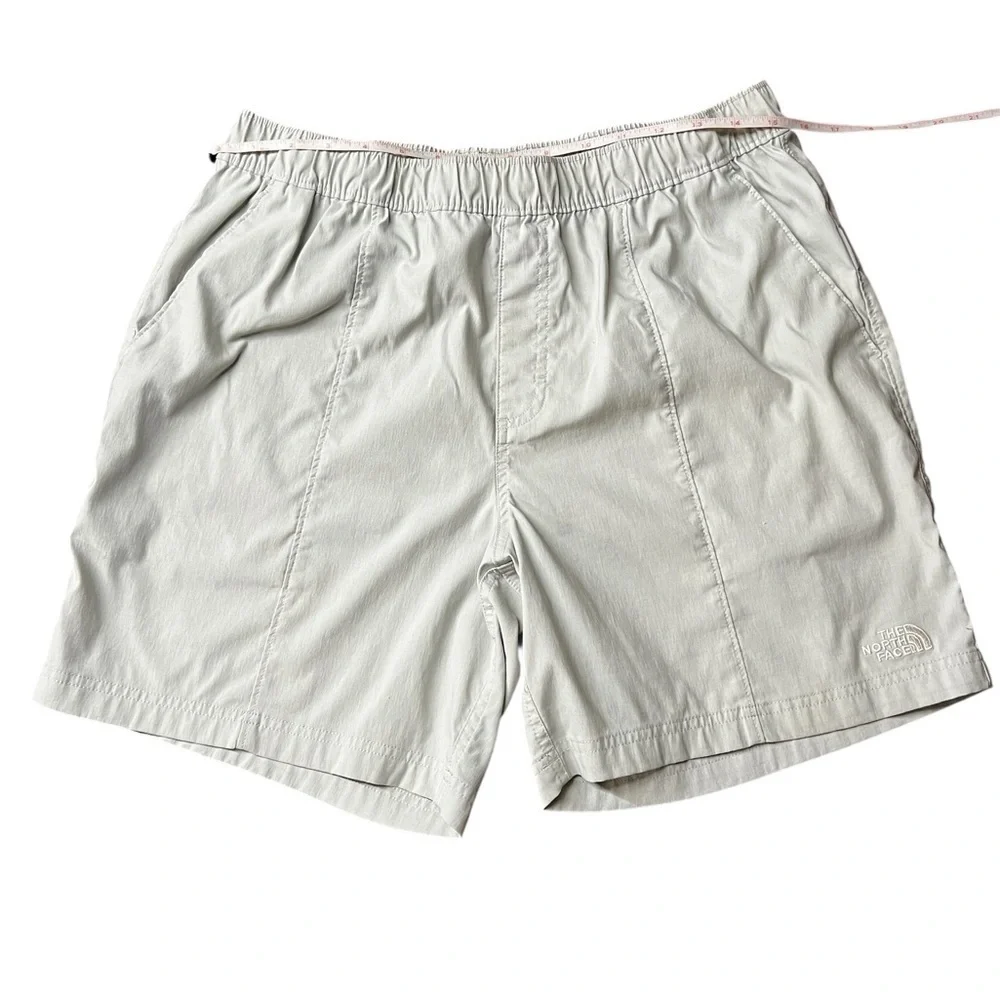 The North Face Men’s Light Gray Green Athletic Shorts Size Large